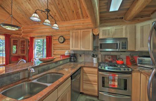 Scenic Riverfront Retreat with Hot Tub and Kayaks! - Foto 8