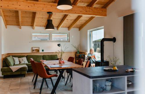 Moderne Ferienhäuser mit Kamin und Holzterrasse - 100 qm groß - Foto 2