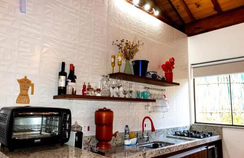 Chalé Canto do Galo 2 - Hidro da Jacuzzi, Lareira Ecológica, Cozinha Completa, Wi-Fi 80mbps, próximo a comércio local e relaxando ao som do riacho - Photo 17