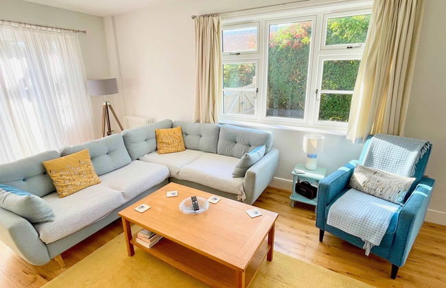 Charming Seaside Cottage - 5-min Walk to Beach - Photo 8