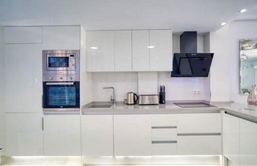 Marbella Luxury Home with Games Room & Sea Views - Photo 11