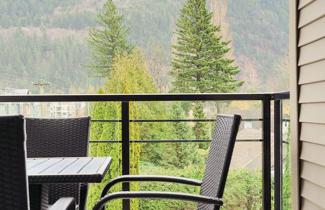 Rooftop Paradise Luxe 2BR Lake Views - Photo 25