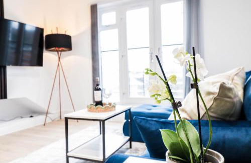 The Kingsmead Loft - Stylish 1BR Top Floor Apt with King or Twin Beds & Free Secure Underground Parking, Central High Wycombe HP13, Sleeps 3 - Foto 1