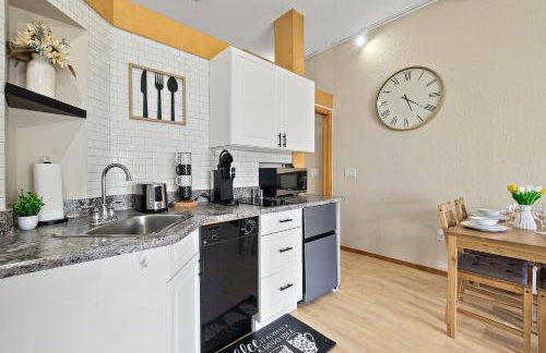 European style Queen Suite in Palm Coast - Best view with Balcony near Beaches! - Photo 37