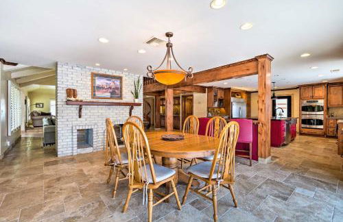 Pool and Putting Green Group Getaway in Glendale! - Foto 12