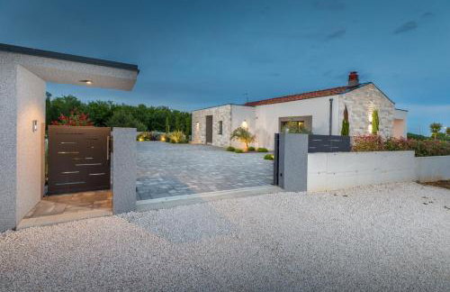 Villa Lastine by Villsy - Photo 52