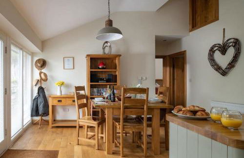 CRUCK BARN - Beautiful Renovated Barn within the Countryside - Photo 20