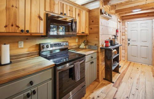 Pet-Friendly Lake Lure Cabin with Outdoor Oasis! - Foto 12