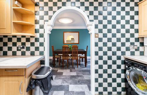 Purley House-Sleeps 8-Near Gatwick-Games Room - Foto 26