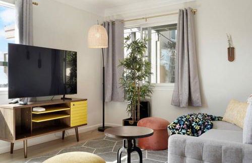 Mountain View 2BR 1 Bath Retreat with Private Lanai - Photo 1