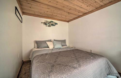 Jamestown Retreat with Hot Tub - Walk to Lake! - Foto 10