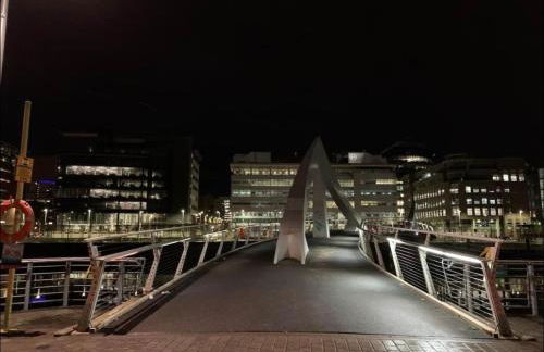 Glasgow City Centre Flat with River Views and Parking - Foto 41