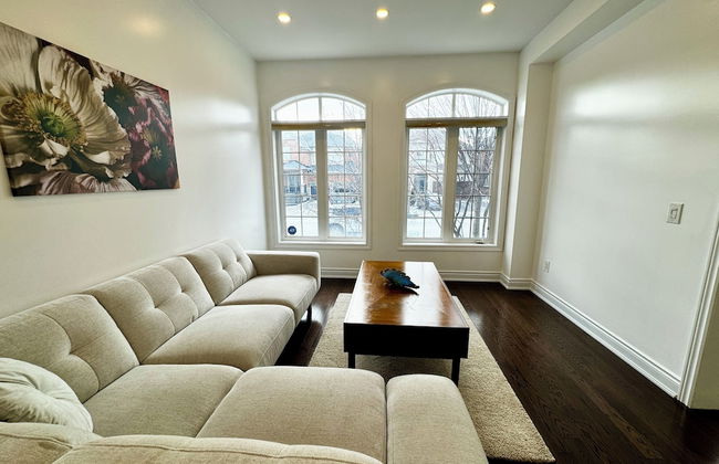 Spacious 4-Bedroom Retreat - Photo 28