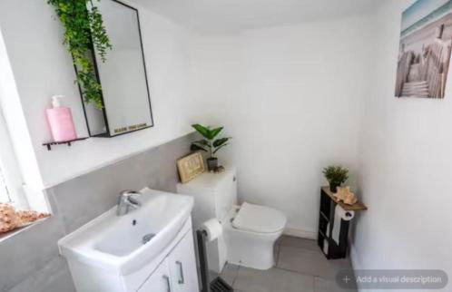 Charming 3BDR House By Homestyles Hosts Short Lets & Serviced Accommodation Hoole With Free Parking & Free WiFi - Photo 26