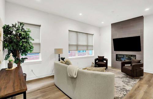 Luxury Townhouse with Fireplace Rooftop Deck Close to Downtown-Family Friendly - Foto 6