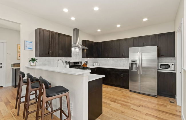 Contemporary Gem - Rooftop Deck & Private Hot Tub! - Foto 9