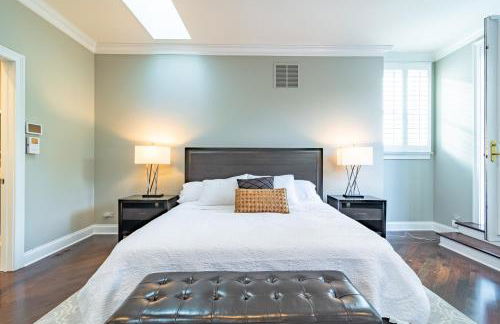 Luxurious Gold Coast 4BR 4-Story Villa with Parking Sleeps 12 Guests - Photo 19