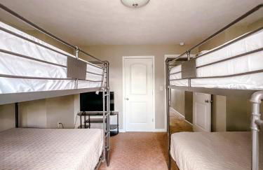 New 4 Bedroom House for Downtown Travelers - Foto 40