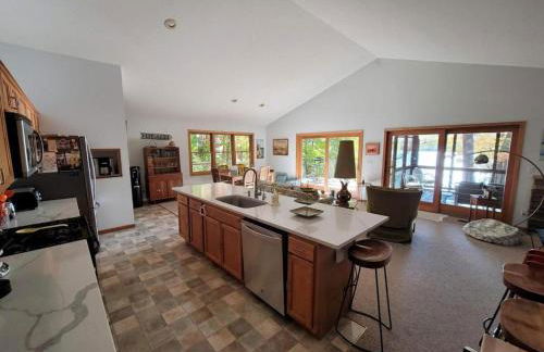 Rustic Cabin Rental with Waterfront Views on Lake Sylvia near St. Cloud, Minnesota - Foto 21