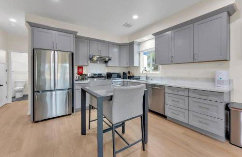 Urban Retreat Fun Relax Self Check-In Hot Tub Foosball Fire Pit Cornhole - Photo 10