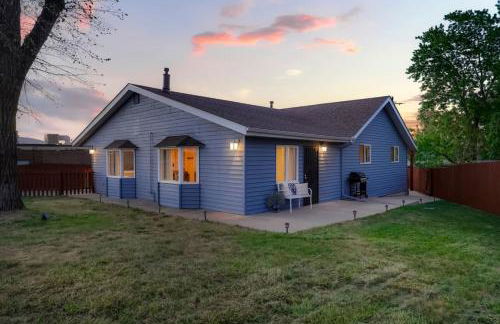 One of a Kind Home with HOT TUB Pool Table and Fire Pit 4 Miles to DT - Foto 30