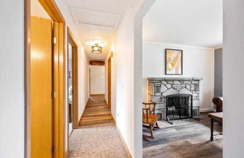 Yorita Manor - Lake Front Getaway! Dogs, Fire Pit & Deck - Photo 7