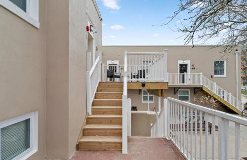 Upscale King Bed Suite with Full Workspace and Free Parking - Foto 31