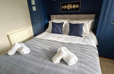 Spacious Solihull Home 5 Beds 2 Sofa beds - Max 10 - NEC BHX Spacious 4 Bedroom Home - NR JLR, Birmingham Airport, HS2 Sites, Resorts World, A45, M42 Mell Square - Regular Work Stays Available - By Samina, ARZ Stays - Photo 5