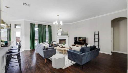 5-Bed 2-Bath with Pool & Backyard Retreat - Foto 2