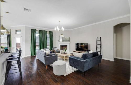 5-Bed 2-Bath with Pool & Backyard Retreat - Foto 2