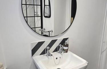 Luxury central apartment w/ 3 beds + 24hr check-in - Photo 11