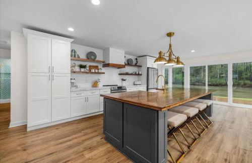 Comforting Lakeside Retreat in Gated Community - Foto 26