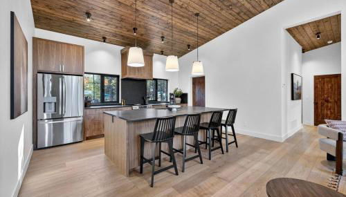 The Luxe House | Upscale Cabin w/ Hot Tub & Fire Pit! - Foto 2