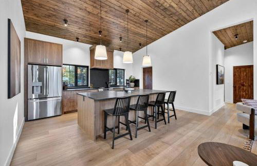 The Luxe House | Upscale Cabin w/ Hot Tub & Fire Pit! - Foto 2