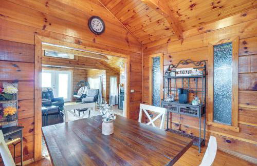 Cabin with Deck and Mountain Views Near Gatlinburg! - Foto 8