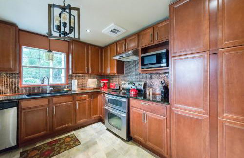 Remodeled Historic Lakefront Gem Overlooking Lake Travis and Jones Brothers Park *Great for Families and Groups* - Foto 6