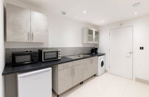 Modern 1 Bedroom Bungalow in Prime Heathrow Location - Photo 2