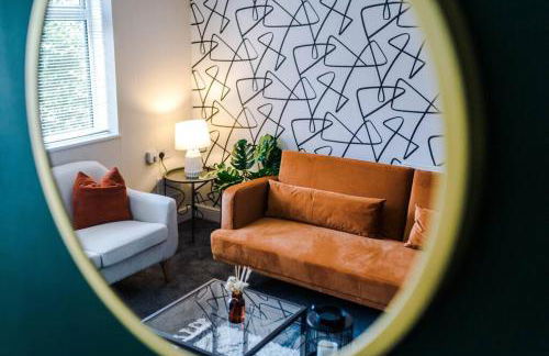 Cheerful 3 bedroom home with parking near Chester - Photo 1