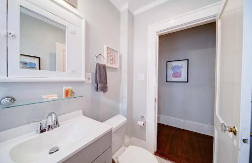 Retro 1BR in Elizabeth with Porch & Eclectic Design - Foto 25