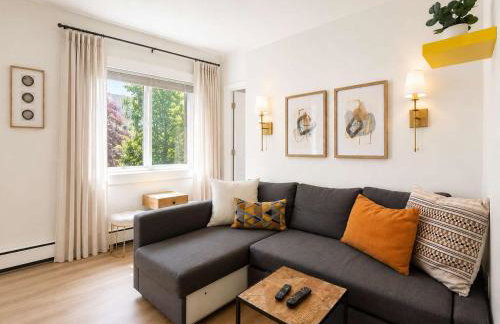 Colorful downtown condo, 2 bedrooms, king bed - Foto 1