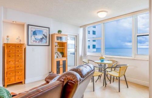 Stylish Beachfront Condo with Balcony & Ocean View - Foto 14