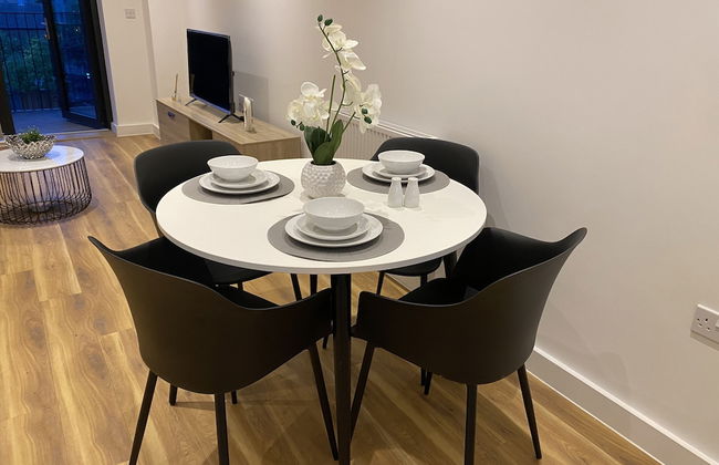 Cosy Stunning two Bed Apartment With Balcony - Foto 14