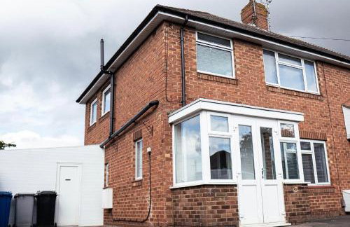 Large 4 BedroomProperty driveway and 3 bathrooms - Photo 2