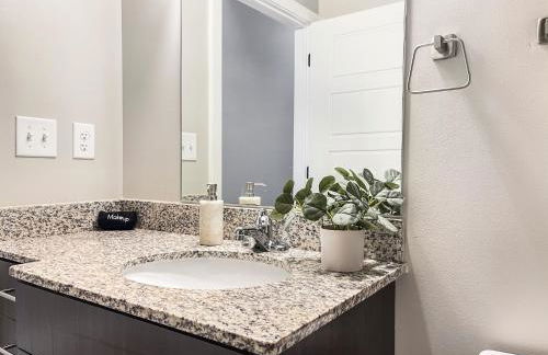 Stunning Downtown Studio with Rooftop Patio - Photo 7