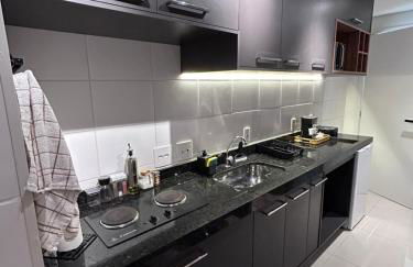 Studio 124 luxuoso, novo, bem equipado com ar condicionado e cozinha completa - Centro Mogi - Foto 10