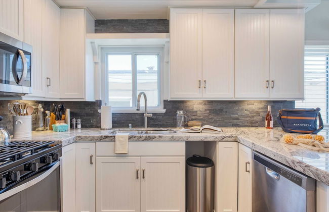 Surfrider II by Avantstay Walk to the Beach + Balcony - Photo 14