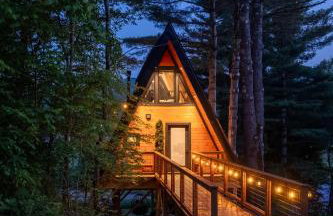 Designer A-Frame Treehouse with hot tub on river - Foto 37