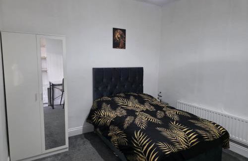 Modern 3 Bed Home Central Location free WiFi Netflix and street parking - Foto 5