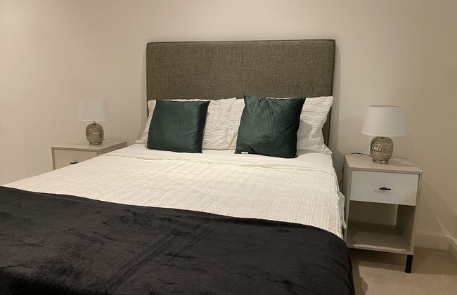 Cosy Stunning two Bed Apartment With Balcony - Foto 4