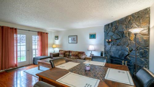 Polar Bear Den - Photo 2